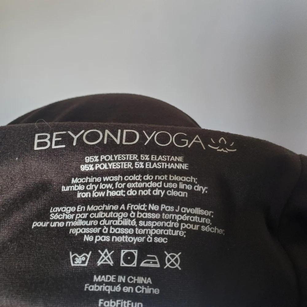 NWT Beyond Yoga Hidden Pocket Infinity Scarf Black